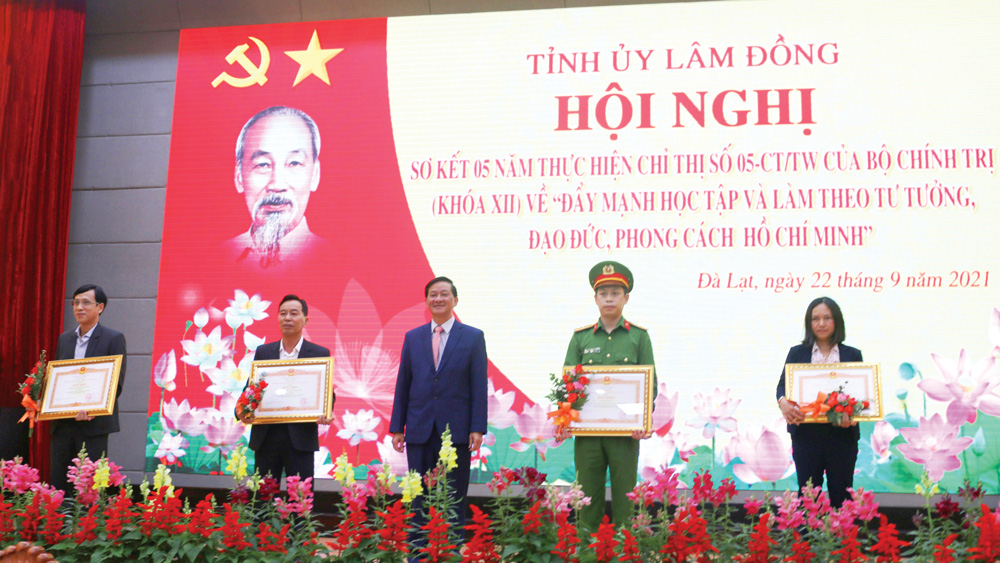 SƠ KẾT 2 NĂM THỰC HIỆN KẾT LUẬN SỐ 01-KL/TW VỀ TIẾP TỤC THỰC HIỆN CHỈ THỊ SỐ 05-CT/TW CỦA BỘ CHÍNH TRỊ (KHÓA XII) “VỀ ĐẨY MẠNH HỌC TẬP VÀ LÀM THEO TƯ TƯỞNG, ĐẠO ĐỨC, PHONG CÁCH HỒ CHÍ MINH”: Học và làm theo Bác là nhiệm vụ quan trọng, thường xuyên