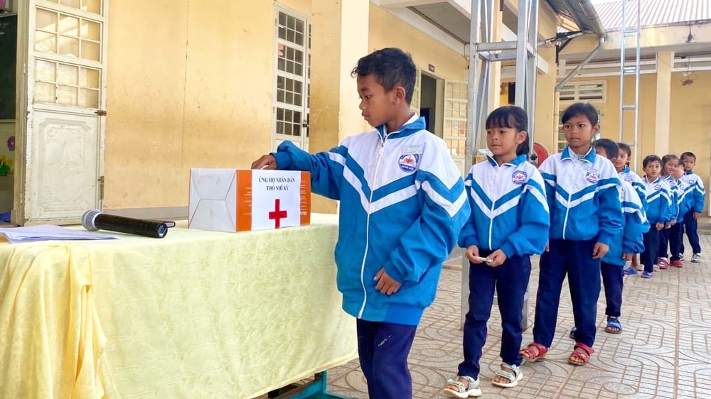 Tình người không biên giới