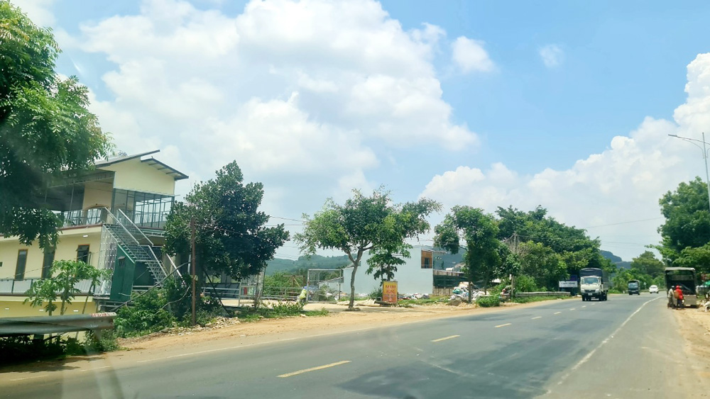 Tự san lấp mặt bằng và tháo dỡ hộ lan ATGT đường bộ