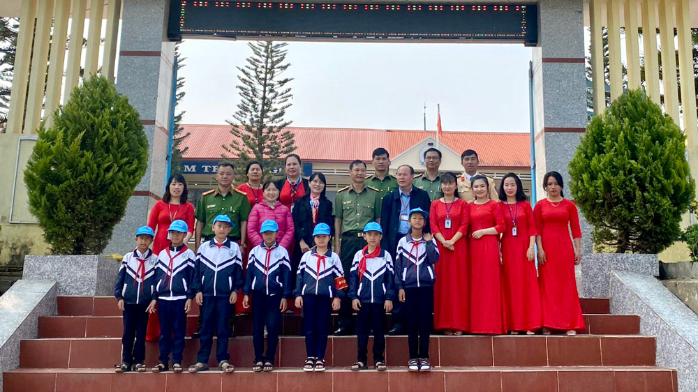 Xây dựng cổng trường an toàn giao thông ở vùng sâu