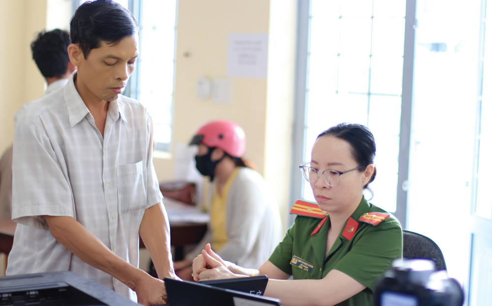 Nữ chiến sĩ công an nhiệt huyết, xông xáo