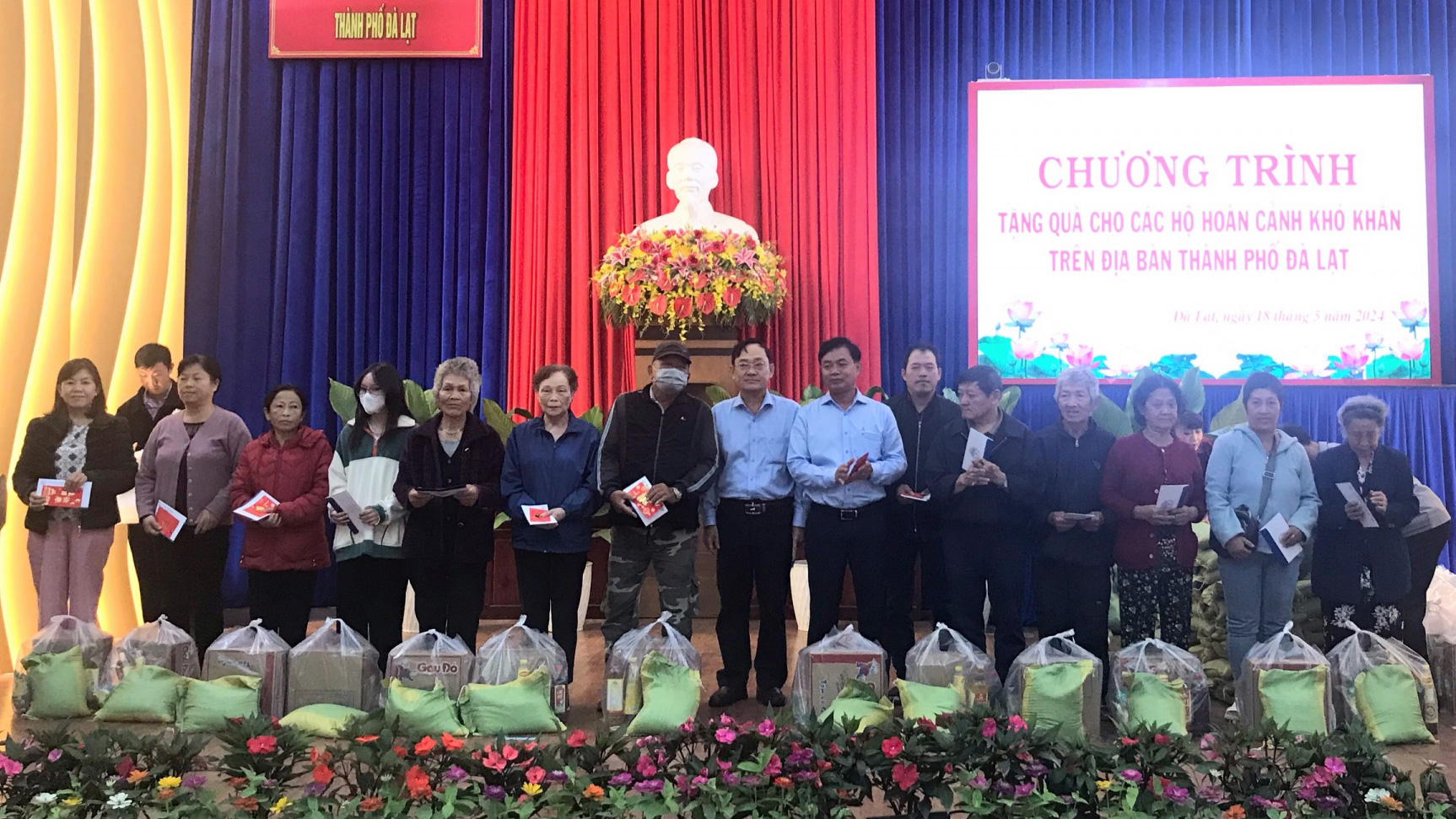 Trao 100 phần quà cho gia đình khó khăn tại Đà Lạt