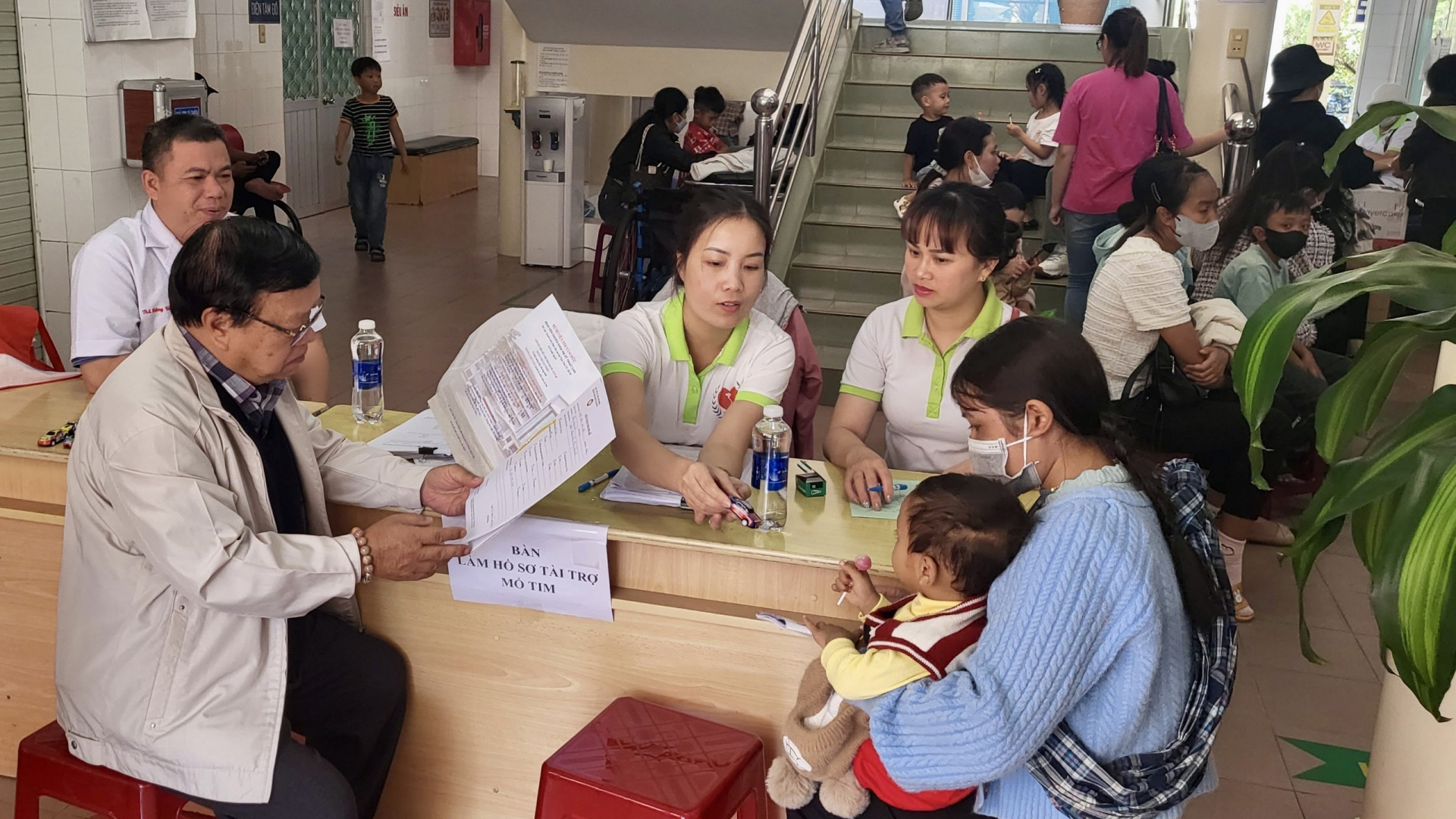 Khám bệnh tim cho 733 người, chỉ định phẫu thuật cho 25 bệnh nhân với chi phí mổ 3,367 tỷ đồng