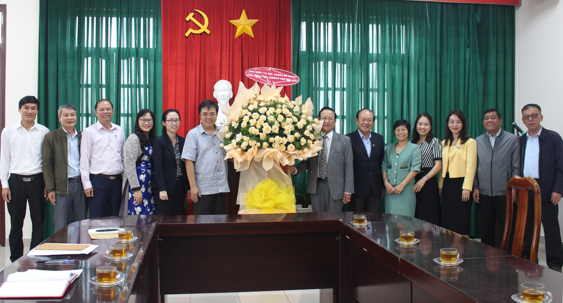 Thăm hỏi, tặng quà các nhà khoa học và các đơn vị nghiên cứu, ứng dụng khoa học - công nghệ