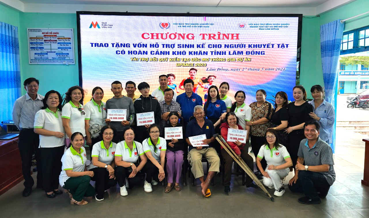 Đơn Dương: Trao sinh kế cho 10 người khuyết tật