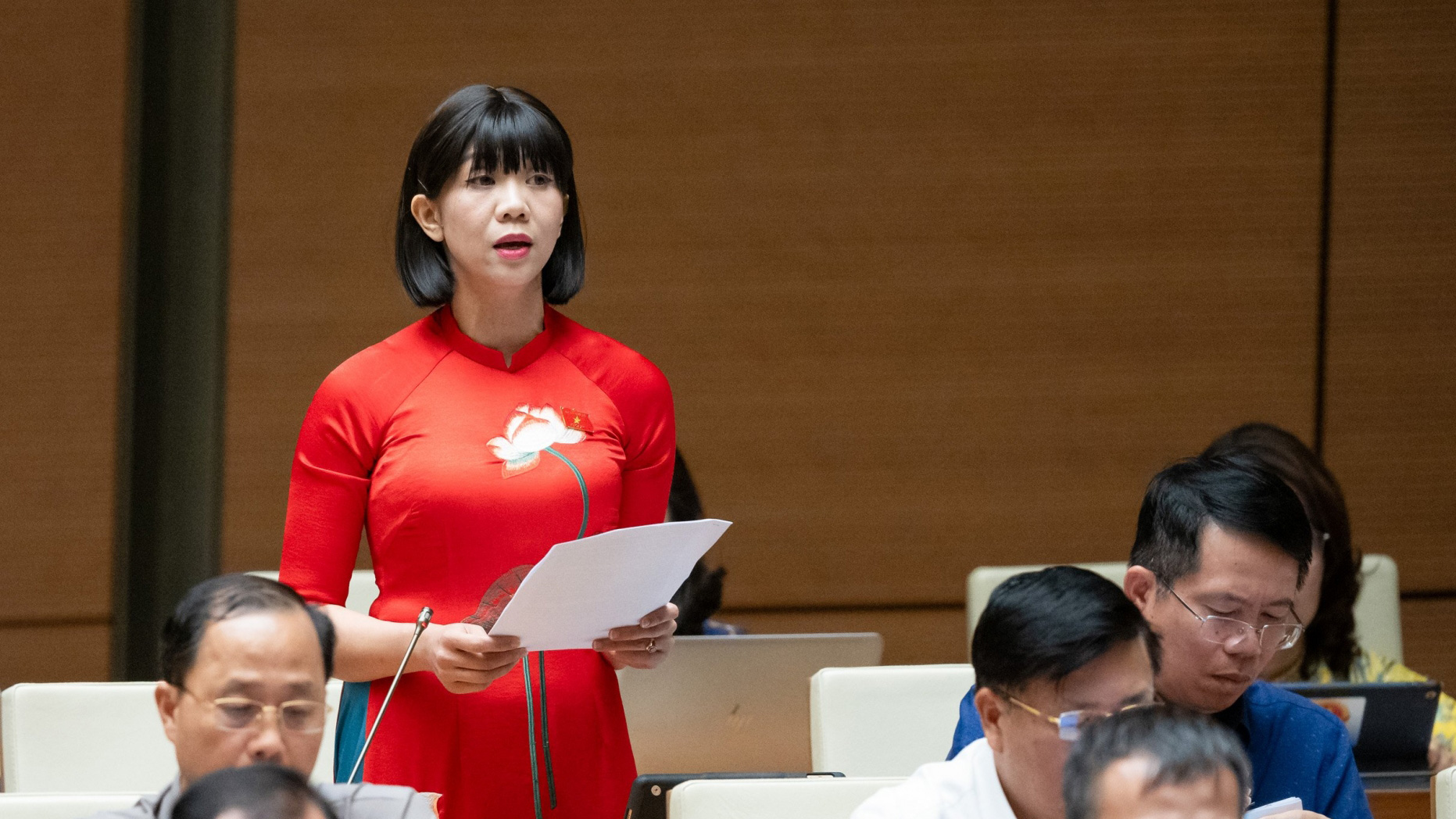 Đại biểu Quốc hội Trịnh Thị Tú Anh góp ý Luật Trật tự, an toàn giao thông đường bộ