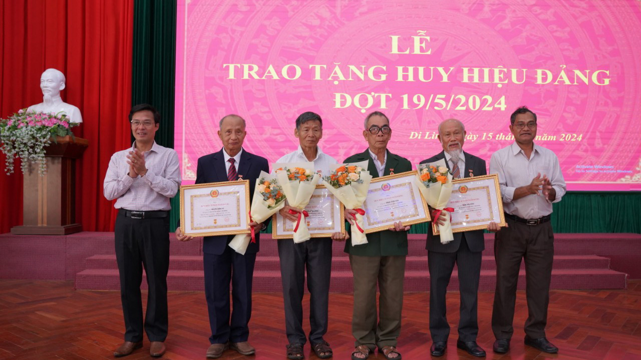 Di Linh: Trao Huy hiệu Đảng đợt 19/5 cho 22 đảng viên
