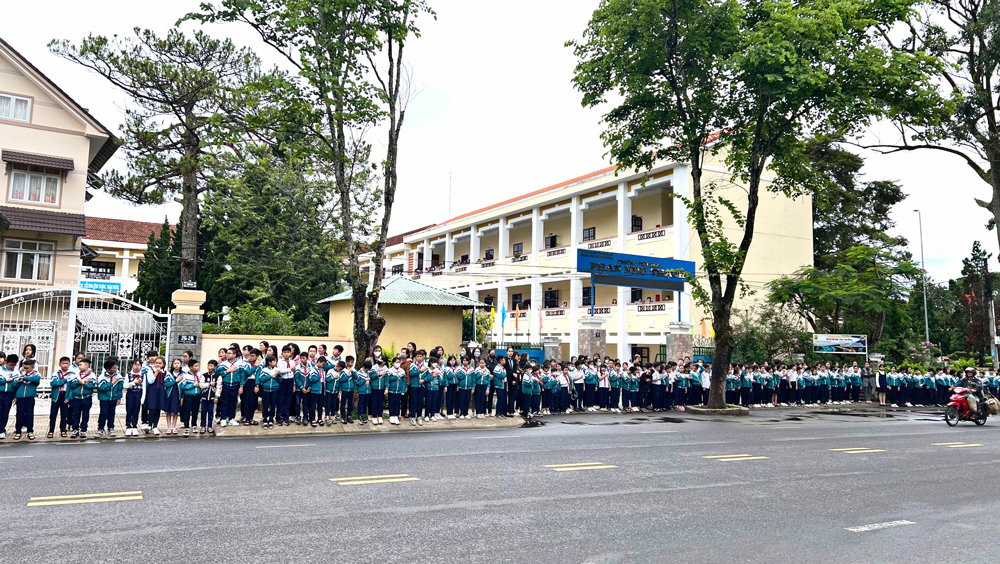 Bạn bè, thầy cô bật khóc tiễn biệt học sinh lớp 5 qua đời vì bệnh hiểm nghèo