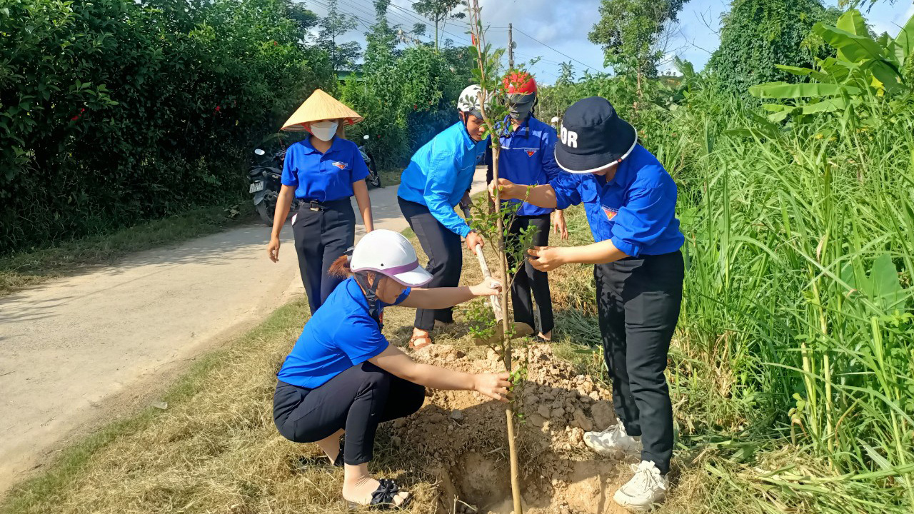Tuổi trẻ Đức Trọng ra quân trồng cây mừng sinh nhật Bác