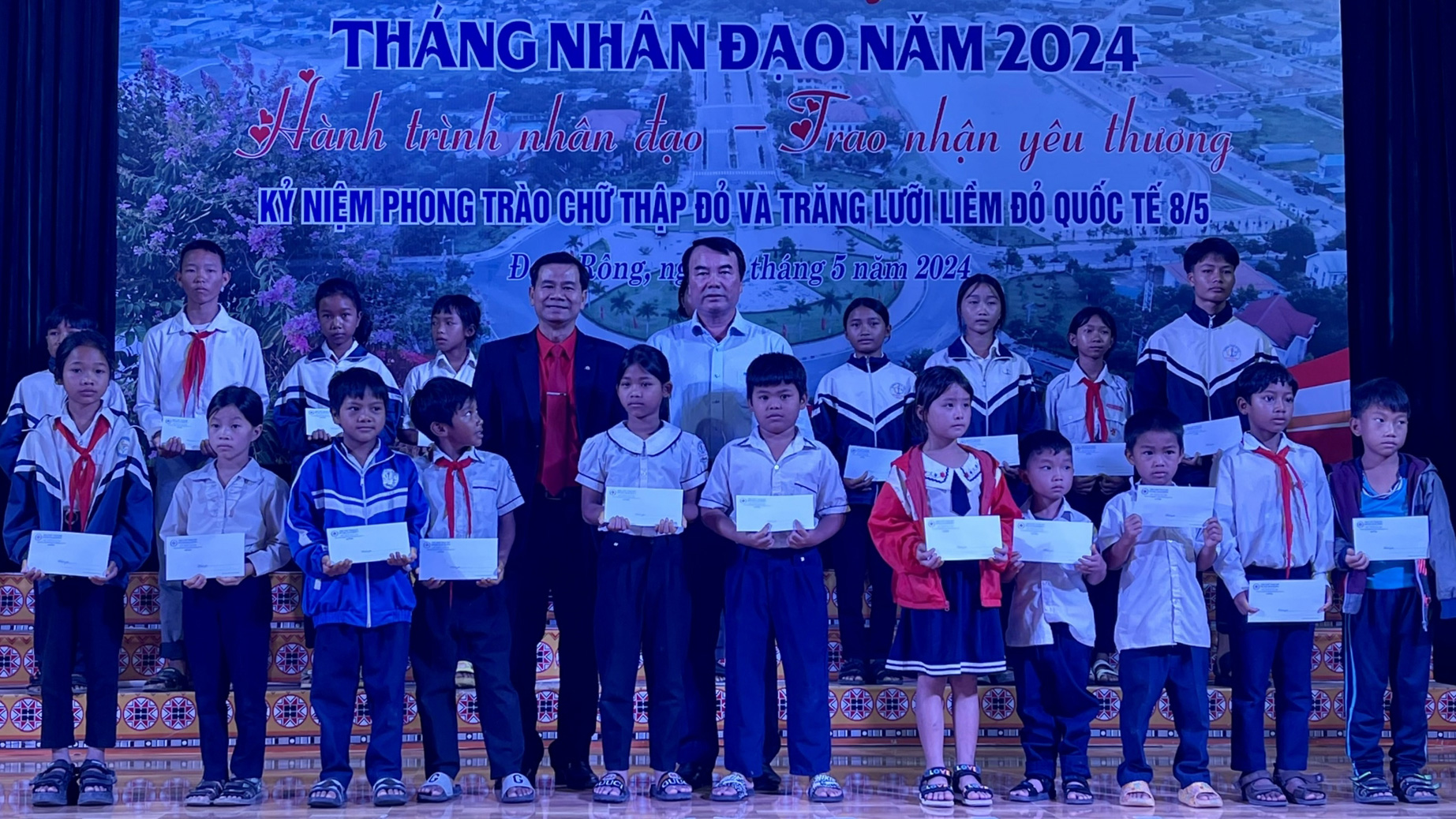 Phát động Tháng Nhân đạo năm 2024: “Hành trình nhân đạo - Trao nhận yêu thương”