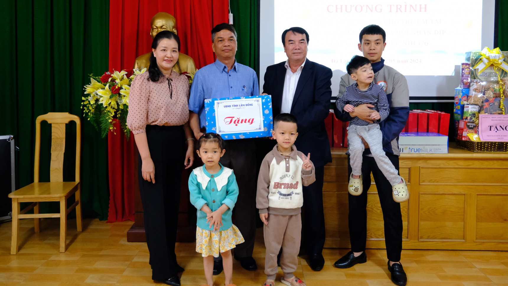 Lãnh đạo tỉnh thăm, tặng quà trẻ em tại các cơ sở trợ giúp xã hội nhân Ngày Quốc tế thiếu nhi 1/6