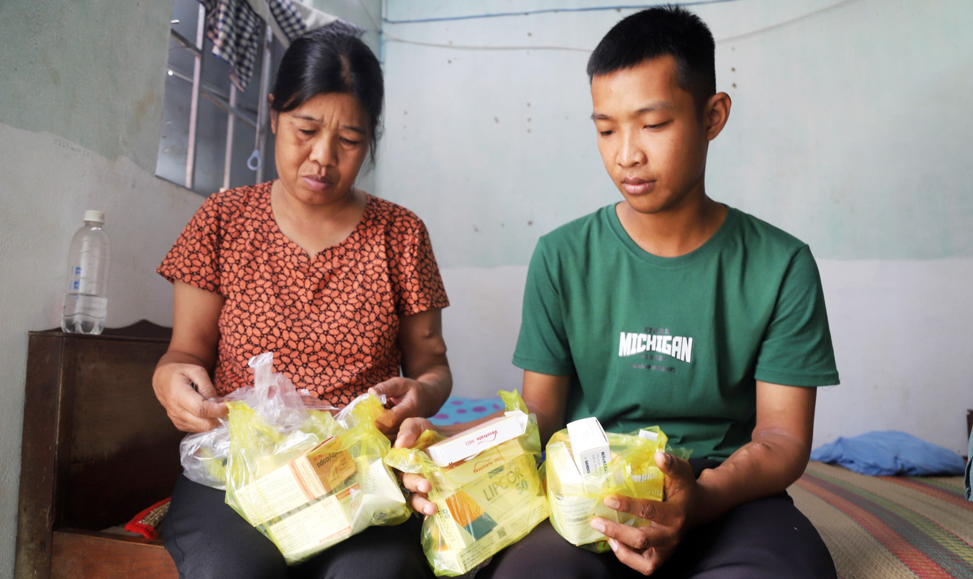 Cảm thương hoàn cảnh 2 mẹ con quanh năm chạy thận, rất cần sự giúp đỡ