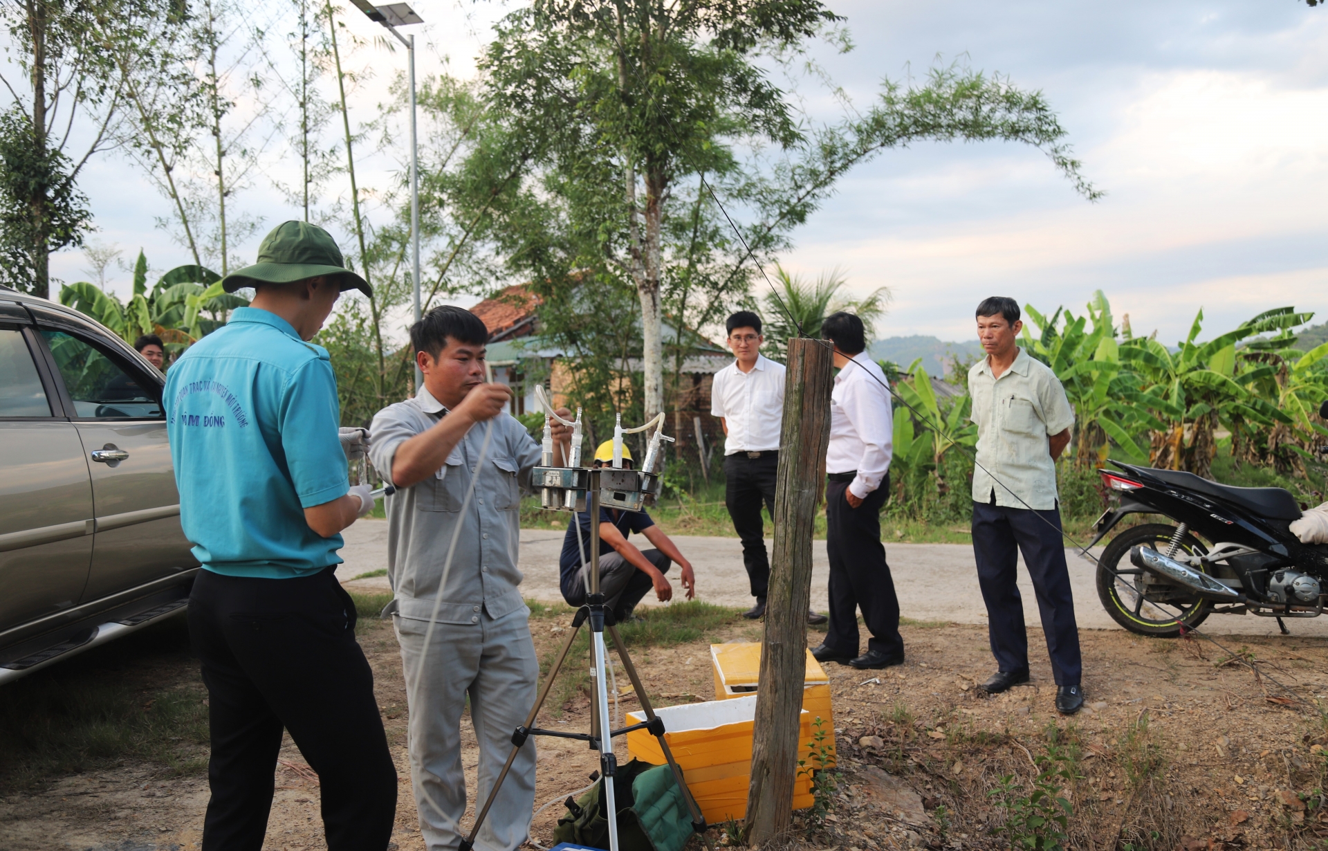 Đạ Tẻh: Lấy 6 mẫu không khí tại trại heo Trường Thịnh Farm