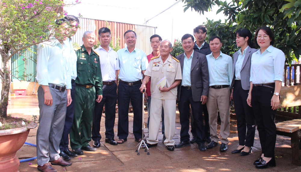 Thăm, tặng quà tri ân chiến sĩ Điện Biên đang sinh sống tại Bảo Lâm