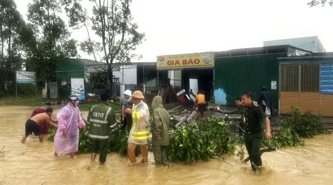 Cát Tiên: Mưa lớn kèm gió giật mạnh khiến nhiều nhà dân bị tốc mái, cây xanh ngã đổ