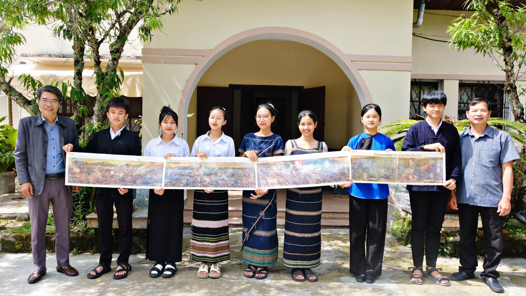 Bạn đọc thích thú trải nghiệm lịch sử bằng công nghệ số trên tranh panorama của Báo Nhân Dân
