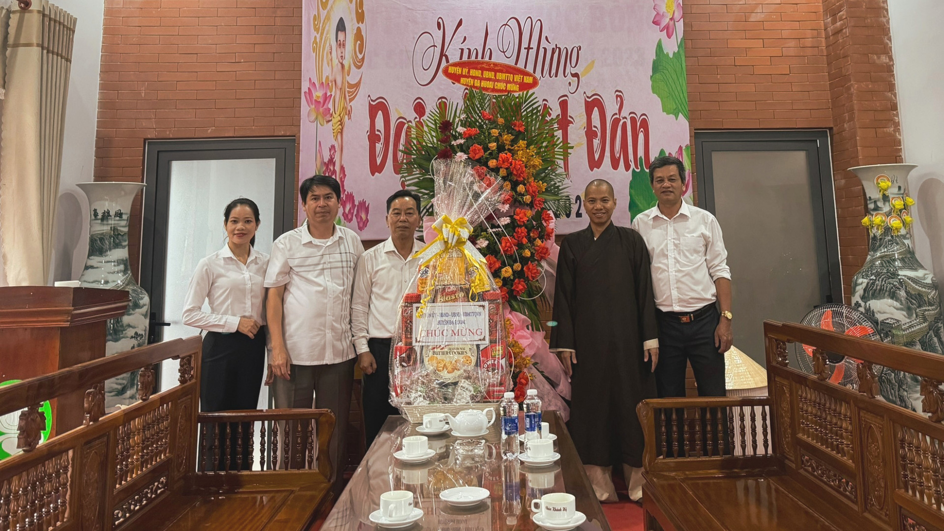 Lãnh đạo huyện Đạ Huoai thăm, chúc mừng cơ sở Phật giáo nhân dịp Đại lễ Phật đản