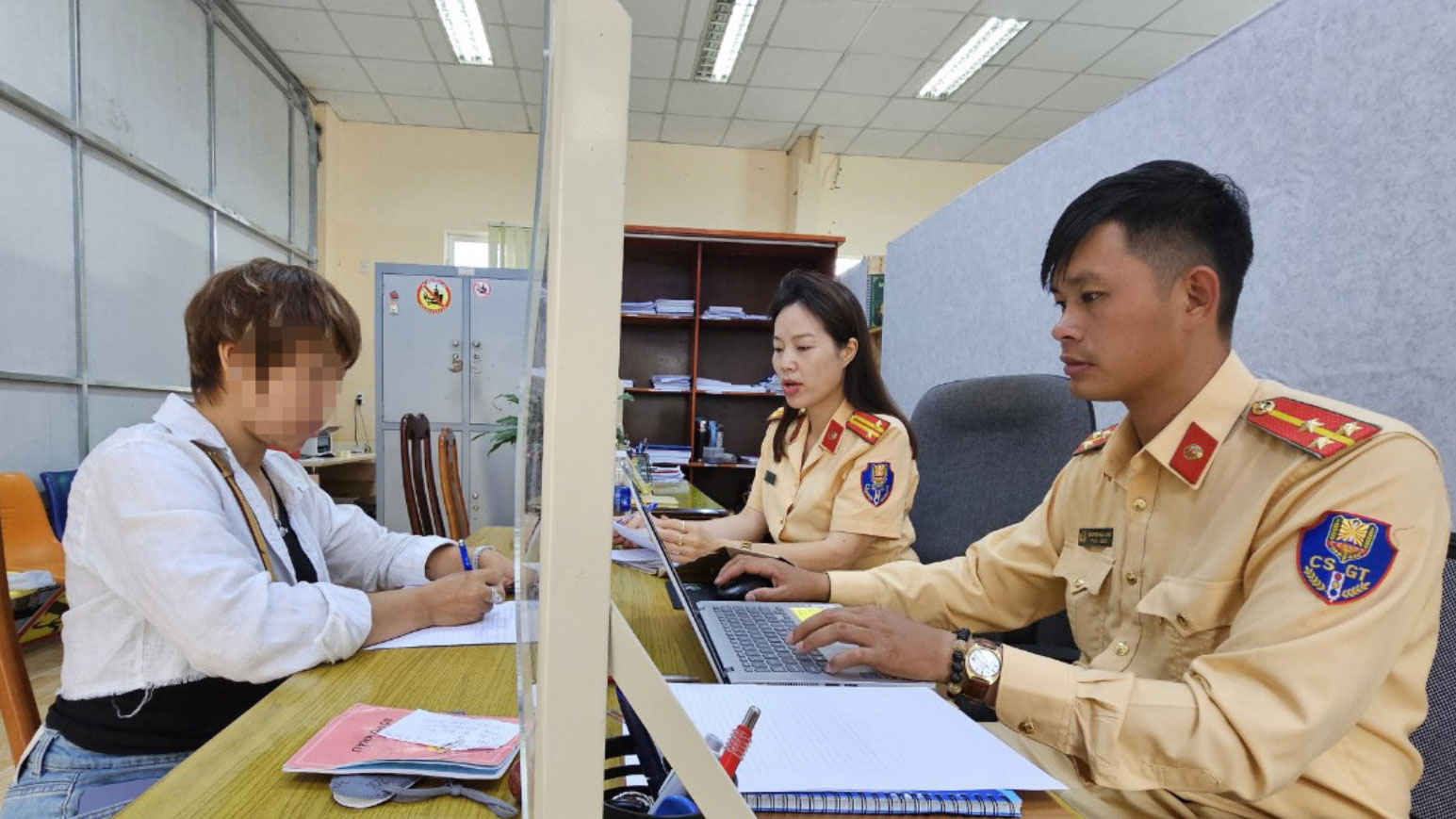 Nhóm phụ nữ dừng xe ô tô, tập thể dục giữa đường bị Công an mời làm việc