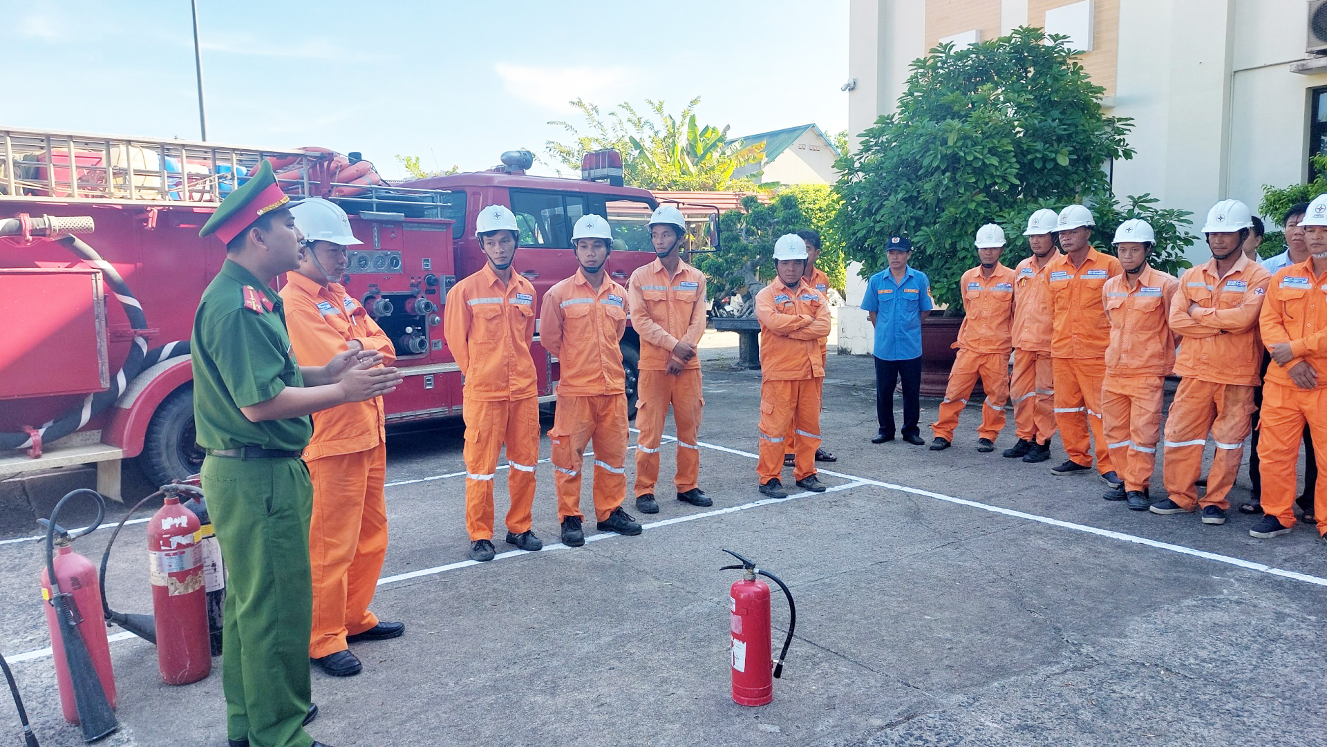 Diễn tập phòng cháy chữa cháy tại Điện lực Đạ Huoai