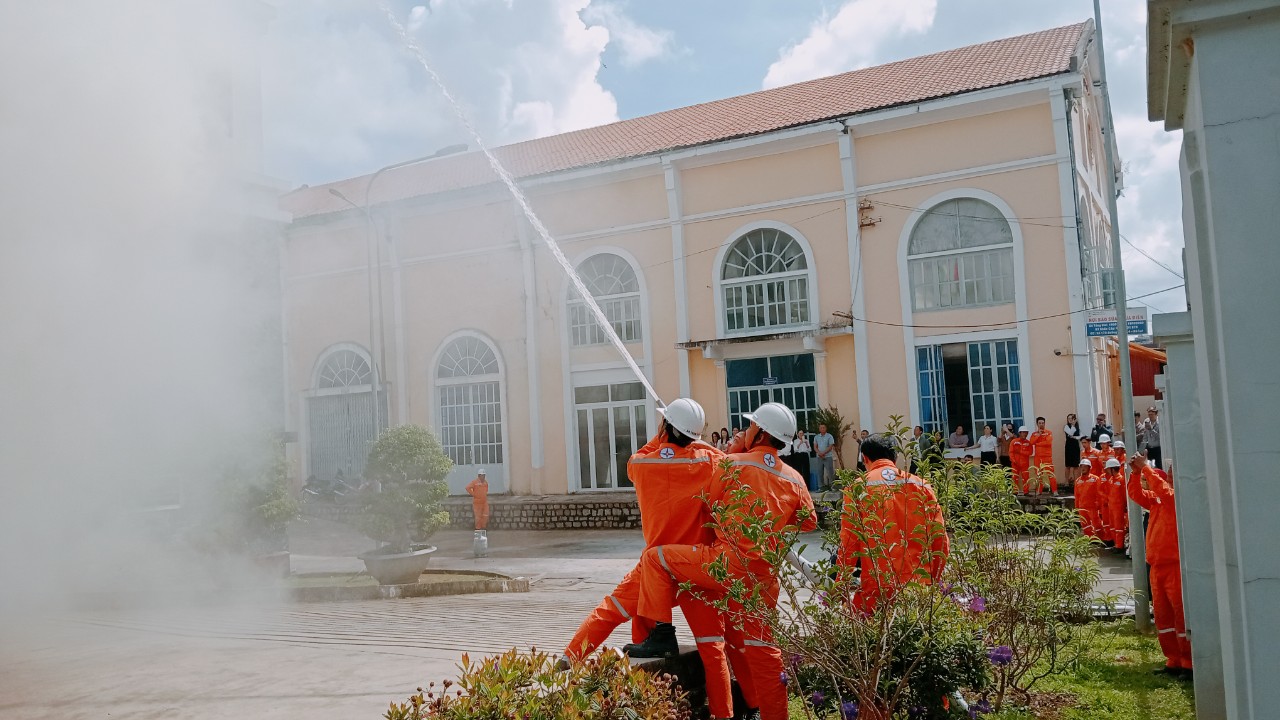 Thực tập phương án chữa cháy và cứu nạn, cứu hộ tại Điện lực Đà Lạt