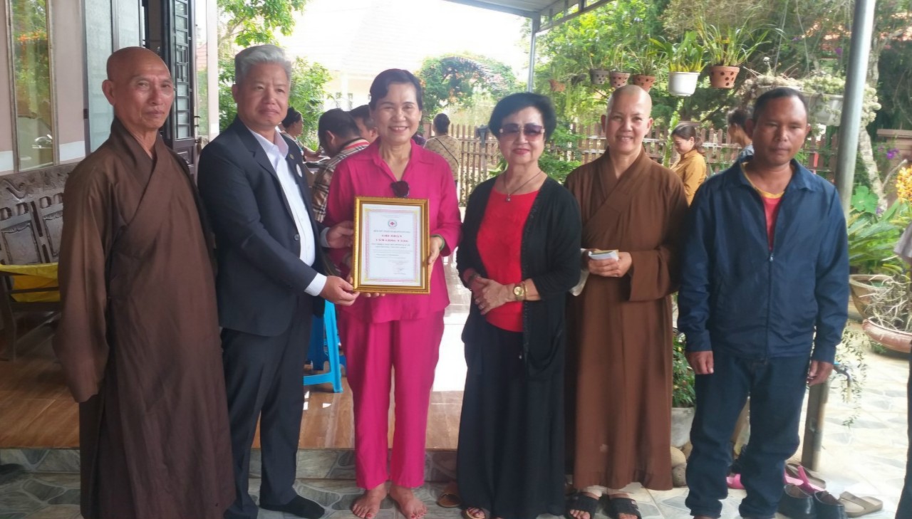 Bàn giao giếng khoan cho đồng bào nghèo tại Di Linh