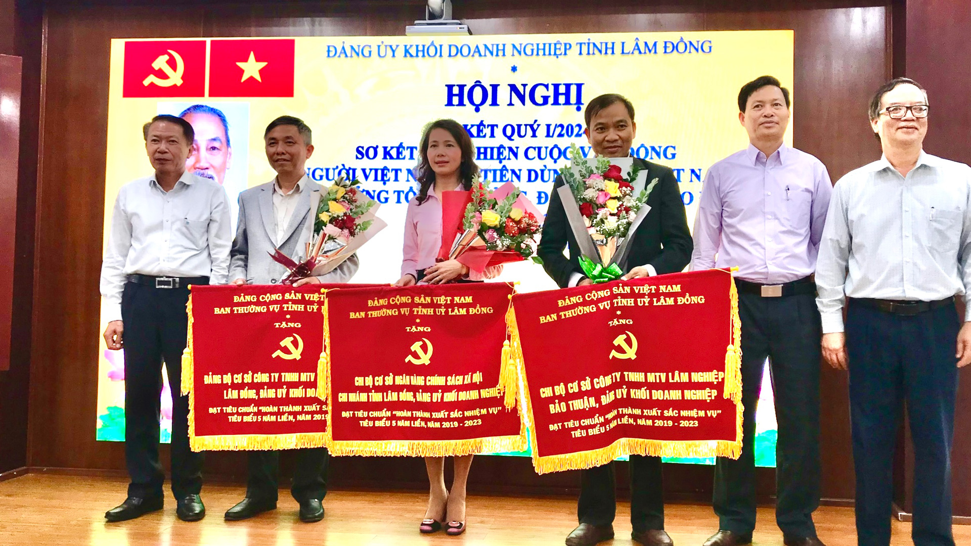 CHI BỘ CƠ SỞ NGÂN HÀNG CHÍNH SÁCH XÃ HỘI: Đơn vị nhận Cờ thi đua “Hoàn thành xuất sắc nhiệm vụ” tiêu biểu 5 năm liền