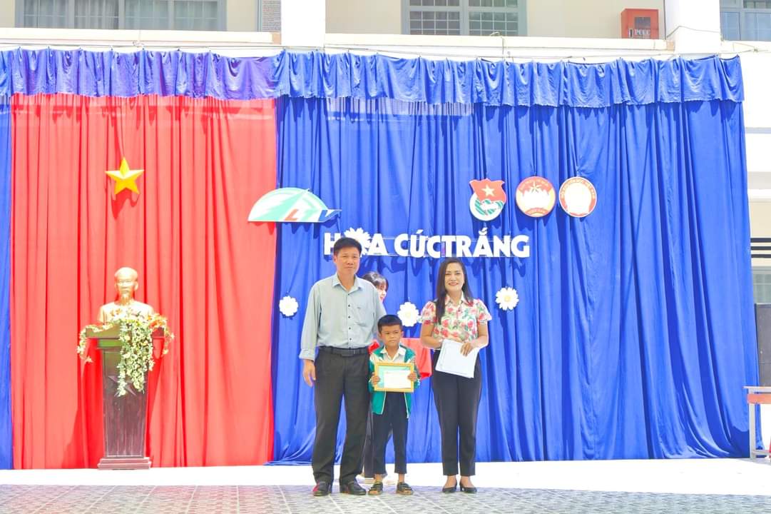 Trao học bổng Hoa Cúc Trắng cho học sinh khó khăn tại Lâm Hà