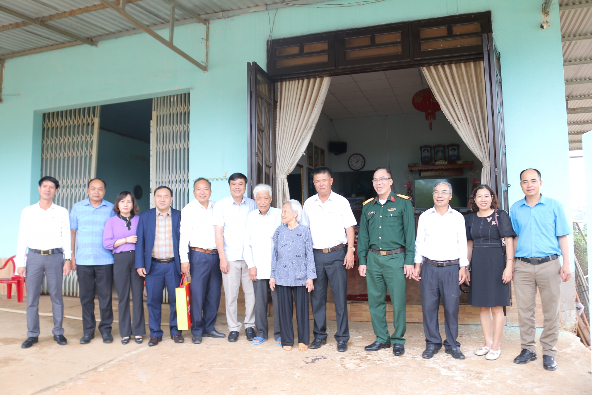 Chủ nhiệm Ủy ban Kiểm tra Tỉnh ủy thăm, tặng quà chiến sĩ Điện Biên tại huyện Lâm Hà