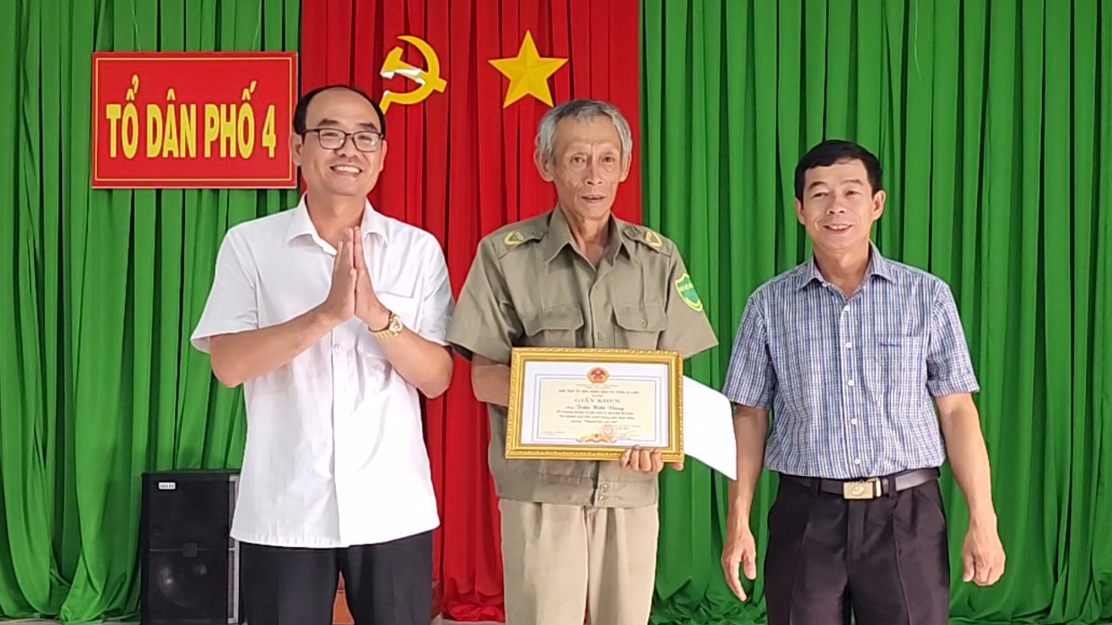 Khen thưởng đột xuất nông dân nhặt được 70 triệu đồng, trả người đánh rơi