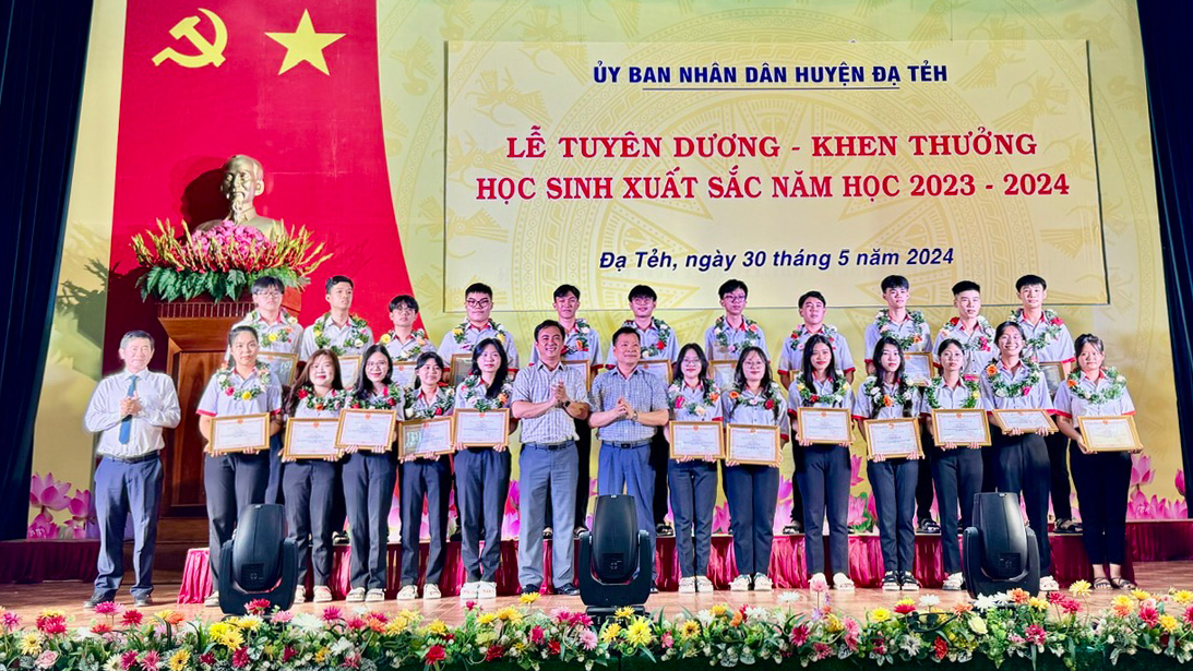 Đạ Tẻh: Tuyên dương, khen thưởng học sinh và giáo viên có thành tích năm học 2023 - 2024