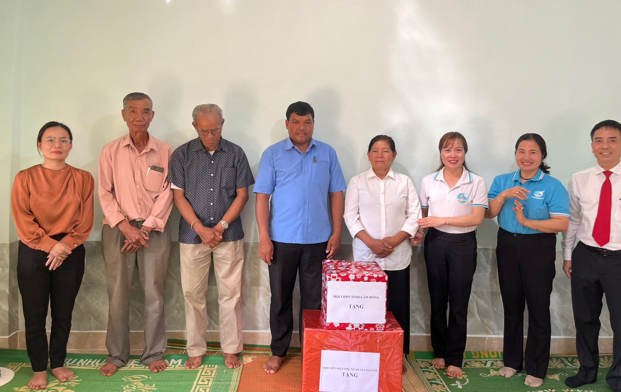 Trao mái ấm cho phụ nữ khó khăn