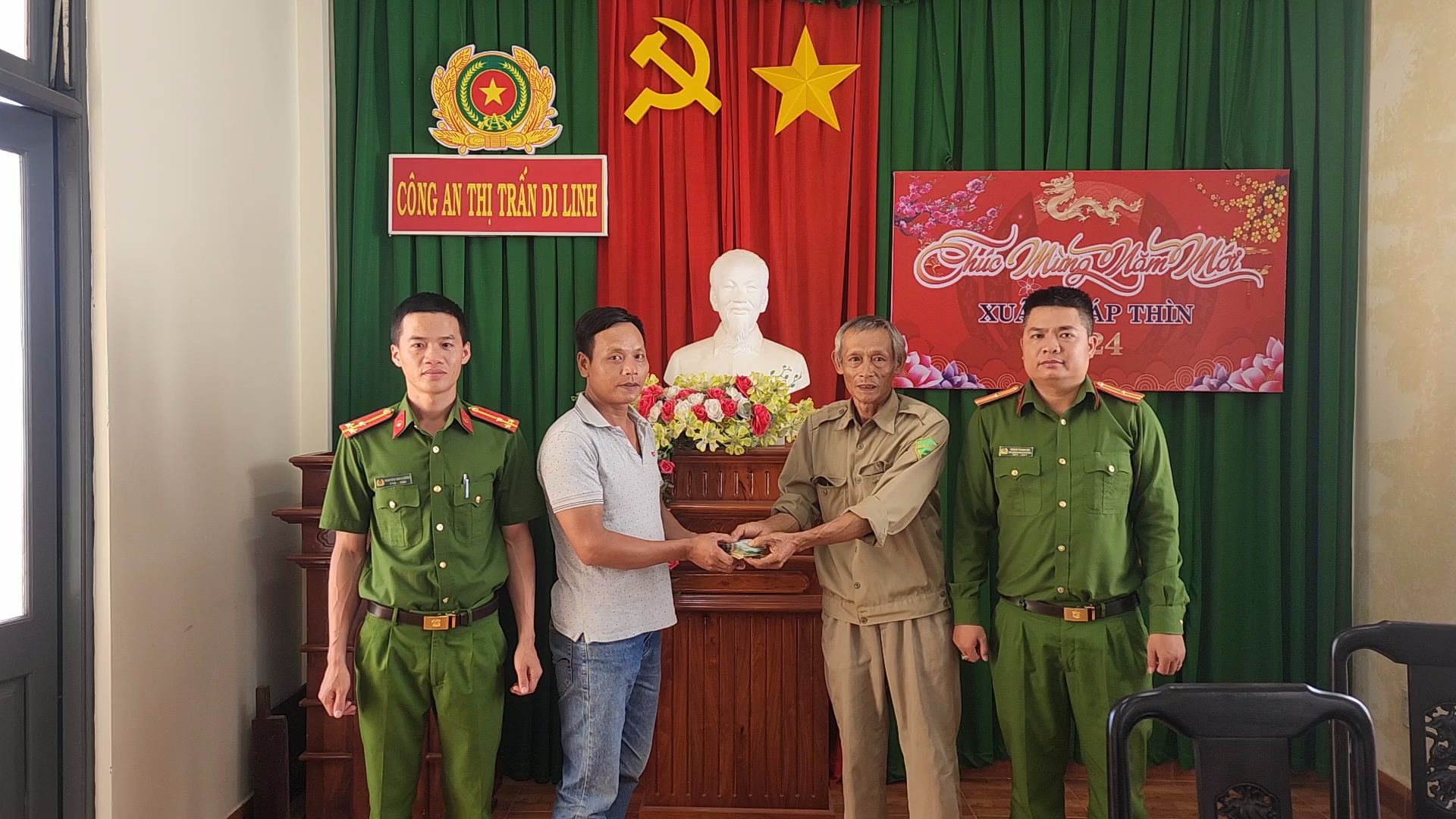 Nhặt được 70 triệu đồng, trao trả người đánh rơi