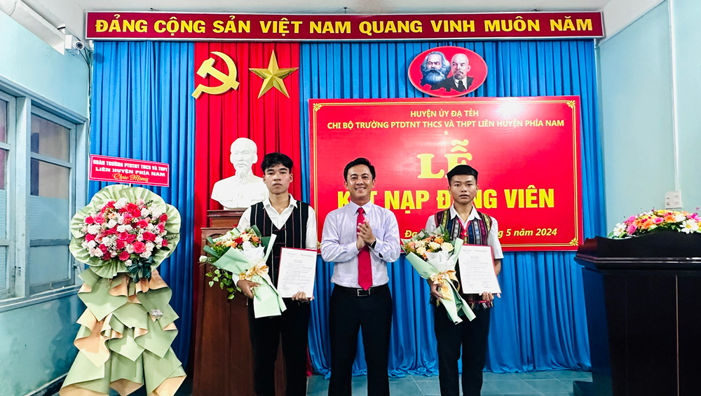 Trường DTNT liên huyện phía Nam kết nạp 2 đảng viên mới là học sinh