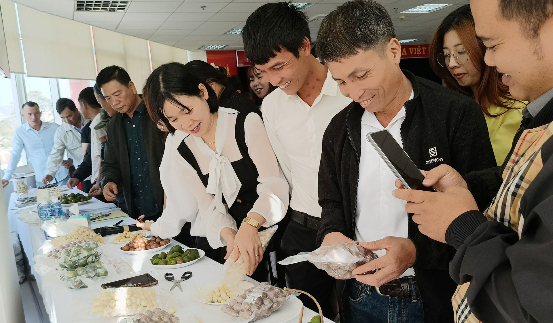 Xây dựng nhãn hiệu cộng đồng cho hạt "Mắc ca Lâm Đồng"