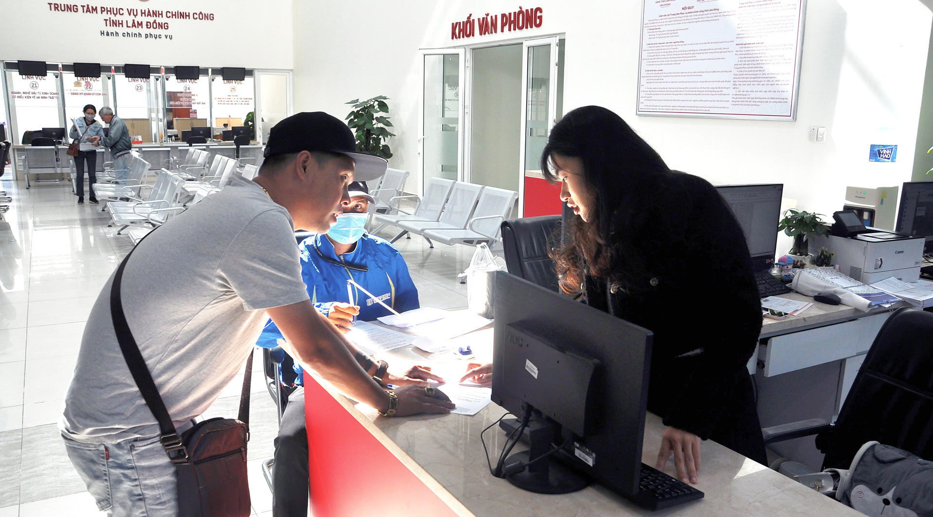 Chuyển giao một số nhiệm vụ, dịch vụ hành chính công cho Bưu điện thông qua đấu thầu 