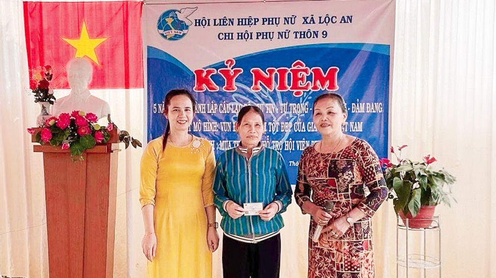 Mua thẻ Bảo hiểm y tế hỗ trợ hội viên phụ nữ khó khăn