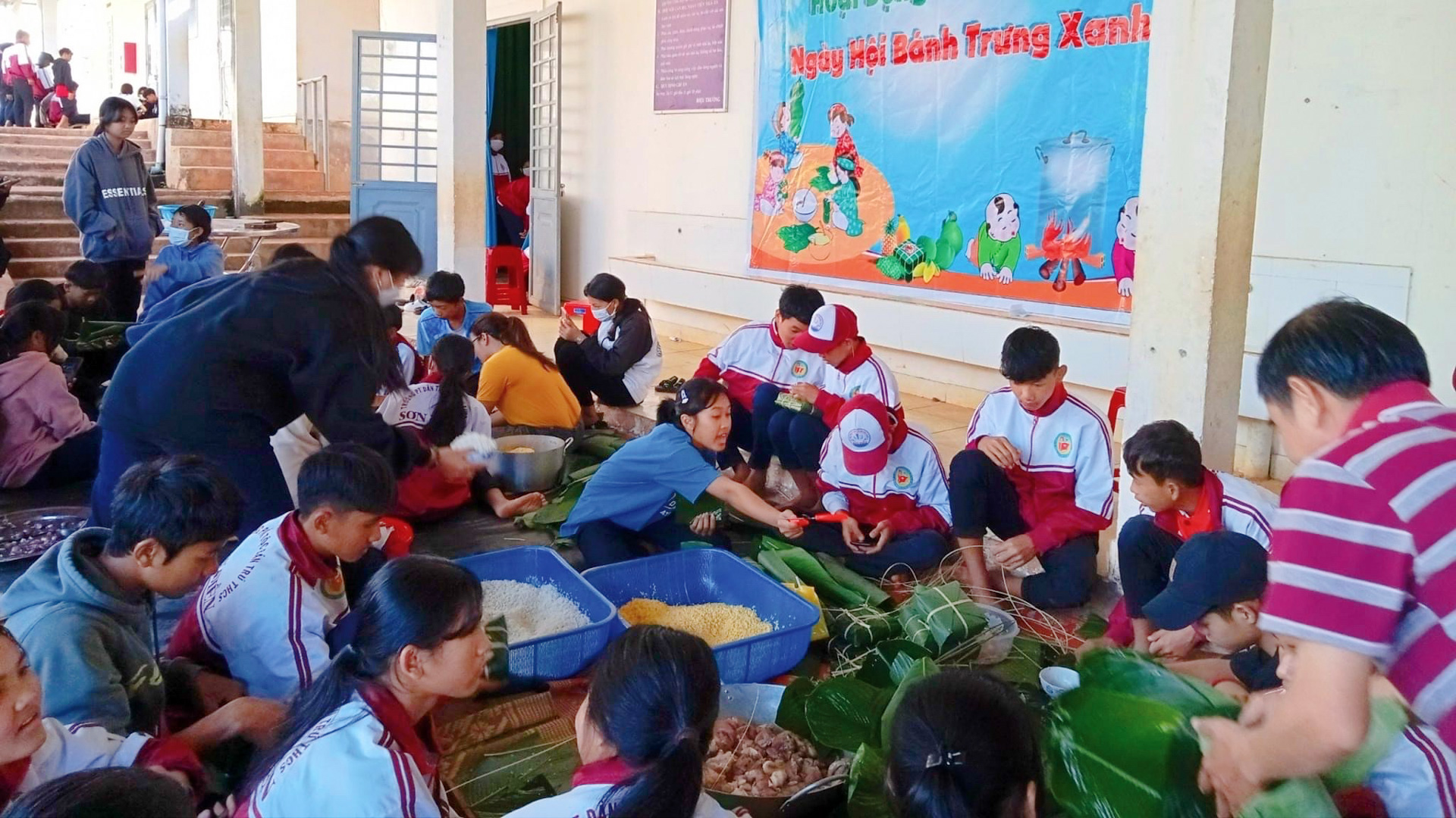 Bếp ăn bán trú ấm lòng học sinh vùng sâu