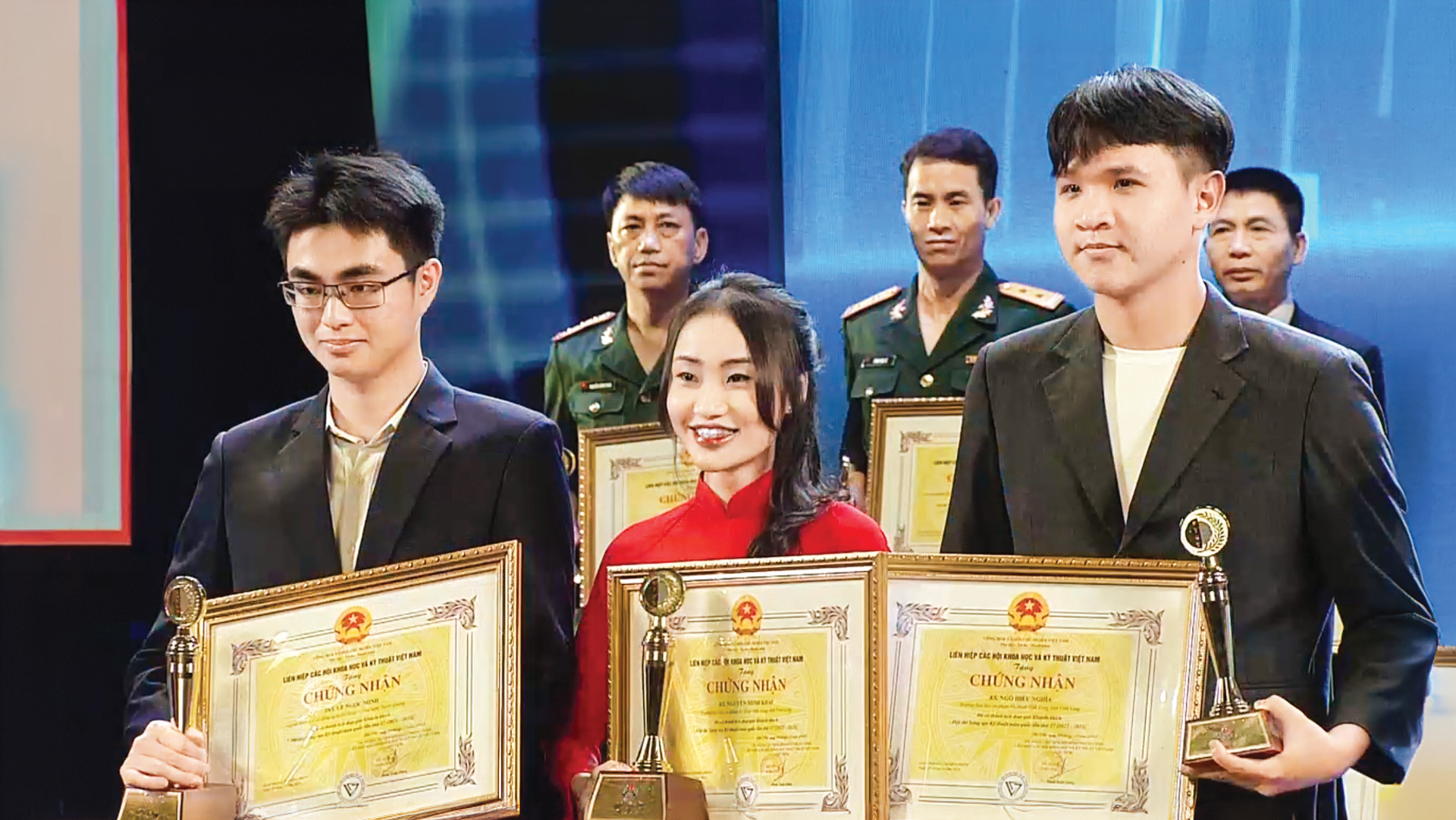 “Mắt kính thông minh” mang ánh sáng cho người khiếm thị
