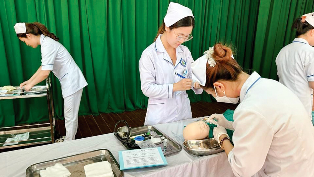 Công tác điều dưỡng, chăm sóc người bệnh, kiểm soát nhiễm khuẩn trong bệnh viện