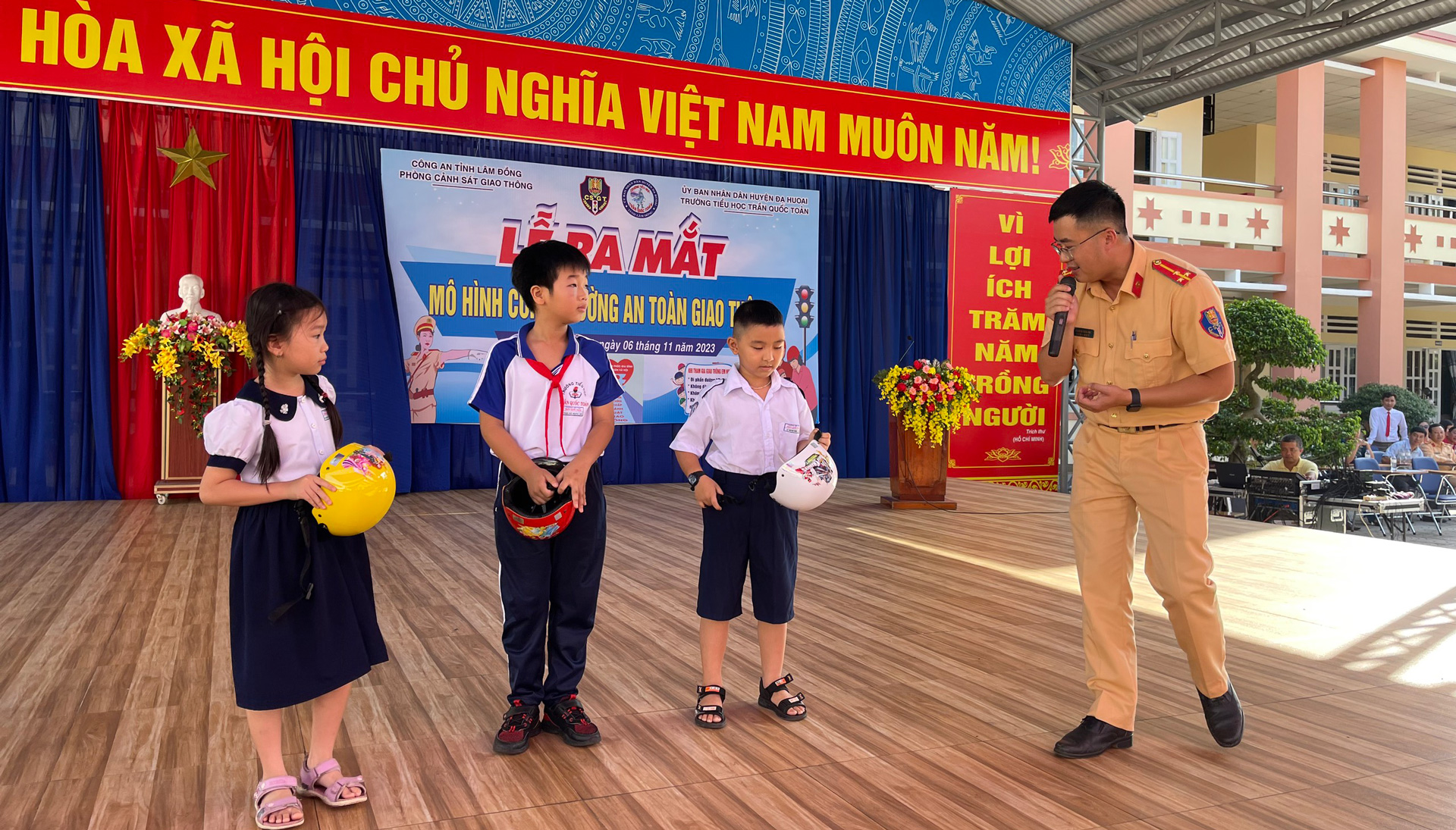 ''Thượng tôn pháp luật để xây dựng văn hóa giao thông an toàn''