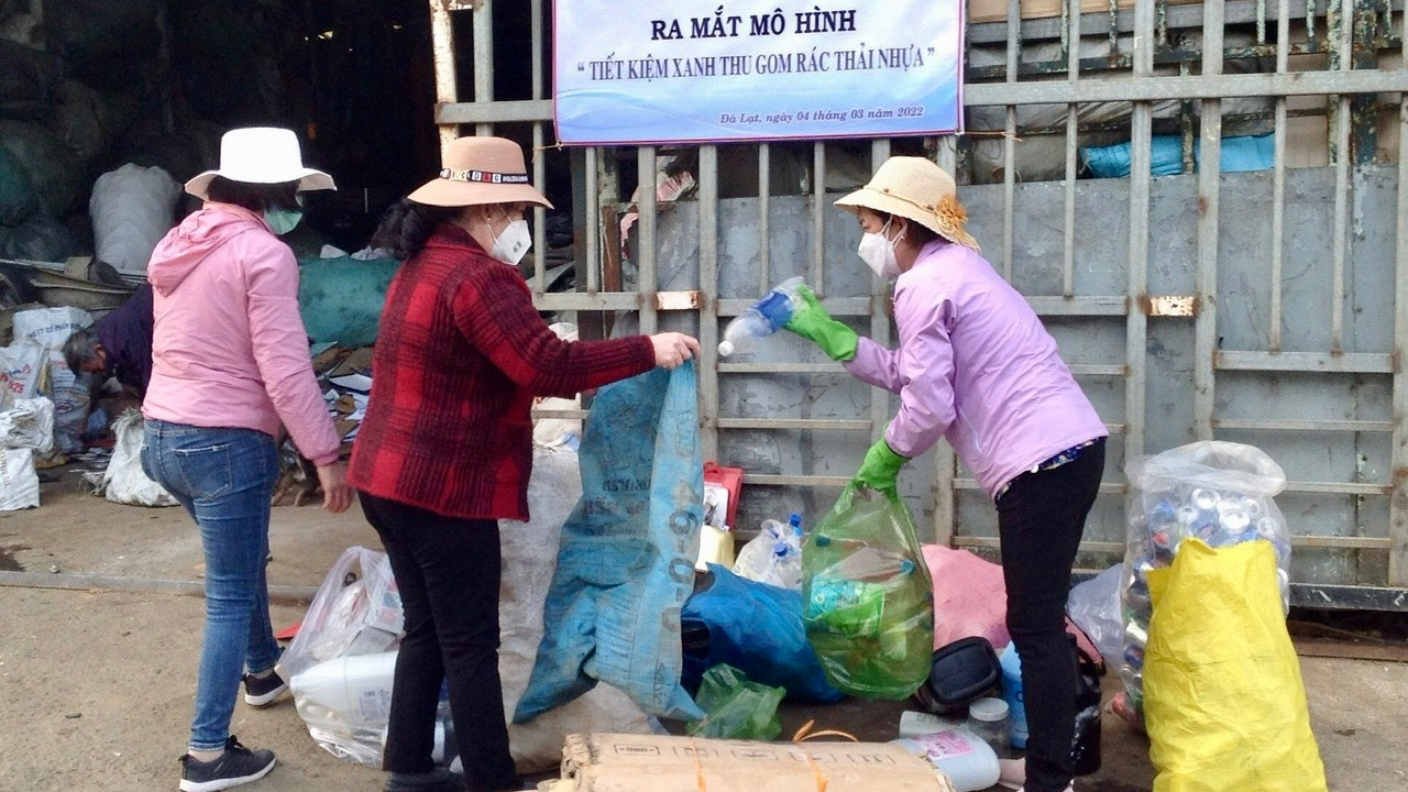 Phụ nữ sống xanh bảo vệ môi trường và hỗ trợ hội viên khó khăn