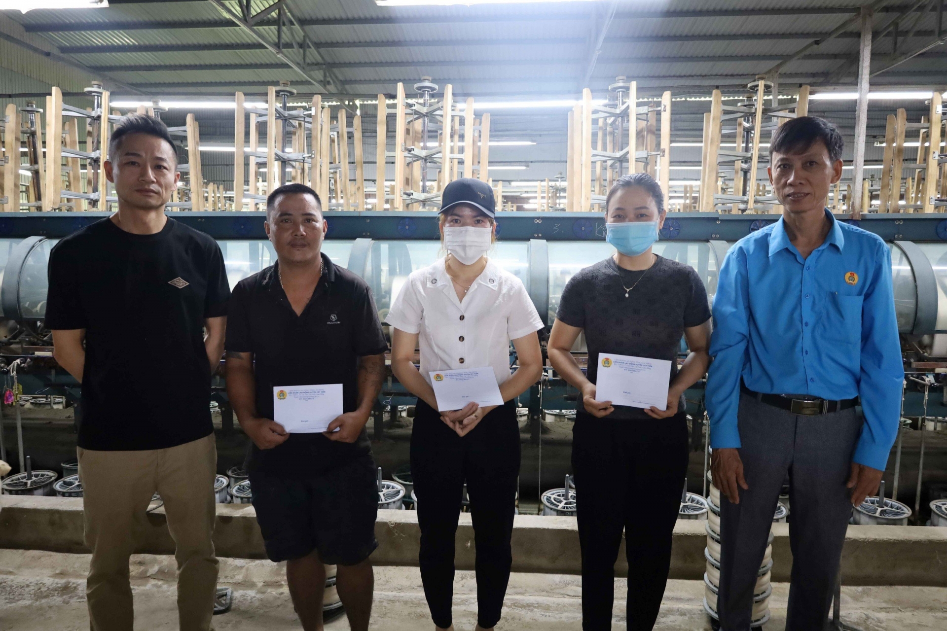 Cát Tiên: Tặng quà cho công đoàn viên có hoàn cảnh khó khăn