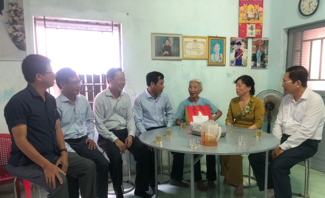 Thăm, tặng quà chiến sĩ Điện Biên tại Đạ Tẻh, Cát Tiên