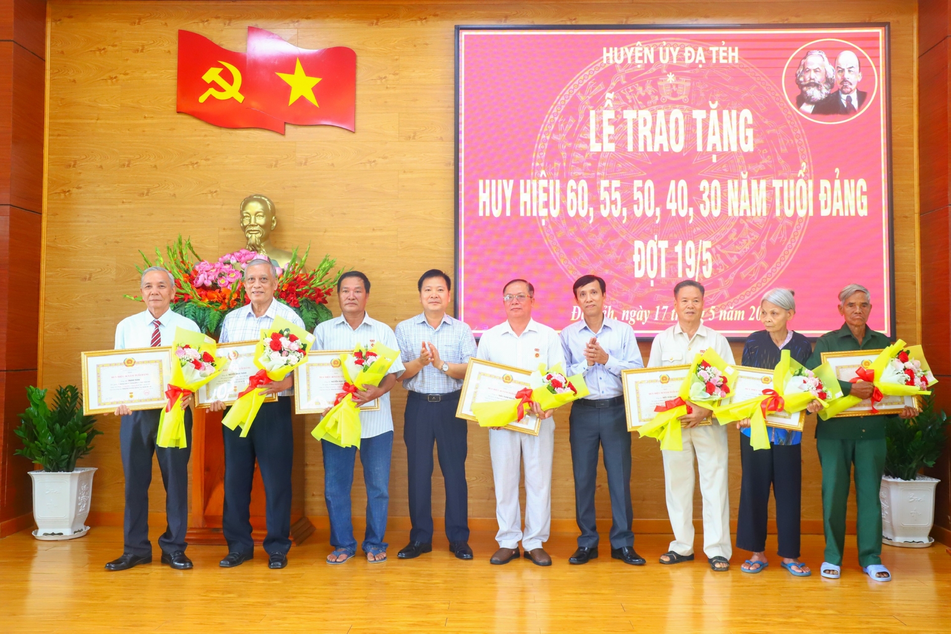 Đạ Tẻh: Trao Huy hiệu Đảng đợt 19/5 cho 10 đảng viên
