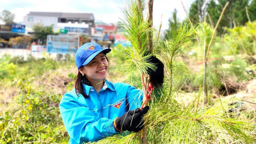 CHỊ TRẦN THỊ HỒNG HẠNH - BÍ THƯ HUYỆN ÐOÀN LÂM HÀ: Khẳng định sự quan tâm, chăm lo của Đảng và Nhà nước đối với thế hệ trẻ