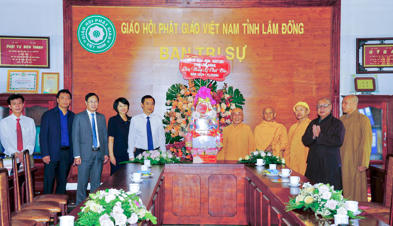 Quyền Bí thư Tỉnh ủy thăm, chúc mừng Ban Trị sự Giáo hội Phật giáo Việt Nam tỉnh nhân dịp Đại lễ Phật đản