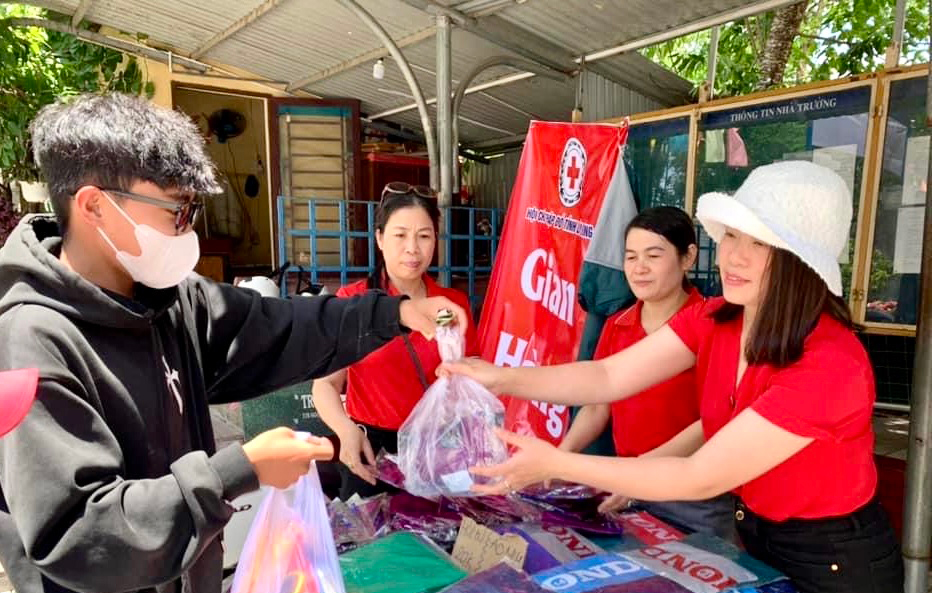 Gian hàng Nhân ái giúp học sinh, sinh viên khó khăn