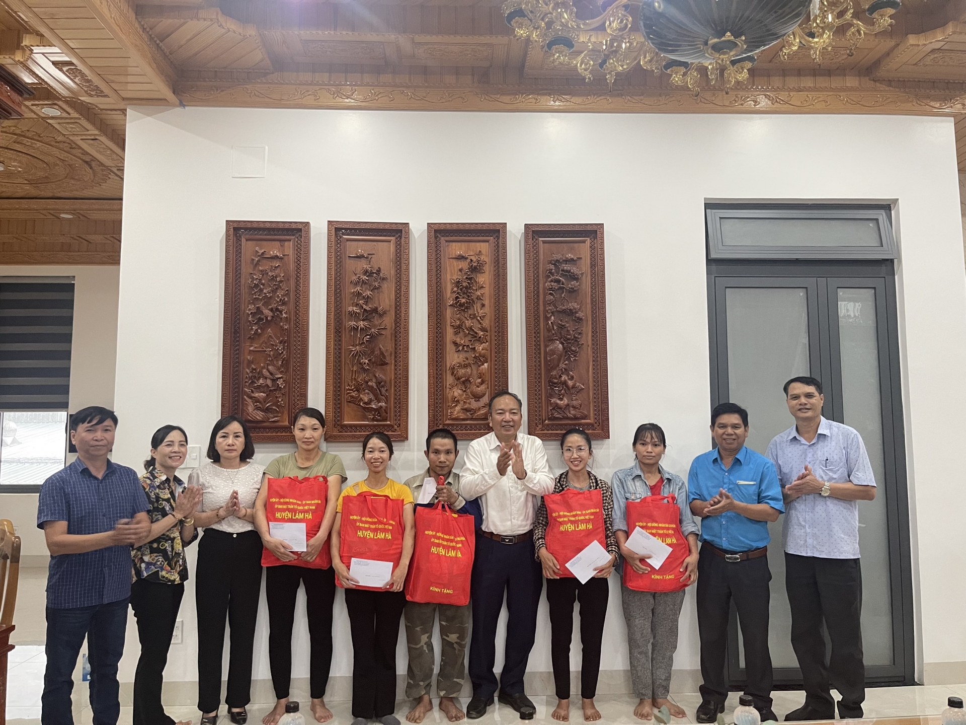 Lâm Hà: Thăm, tặng quà cho các công nhân lao động khó khăn