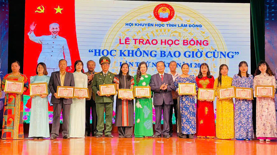 Lâm Đồng lần đầu tiên trao học bổng “Học không bao giờ cùng”