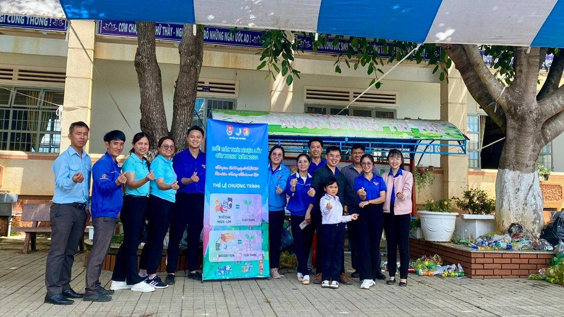 Lạc Dương: Đoàn viên, thanh niên trồng 100 cây mai anh đào tại xã Lát